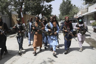 Bojovníci islamistického hnutia Taliban hliadkujú v kábulskej štvrti Wazír Akbar Chán