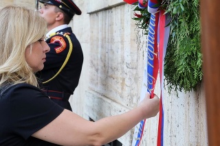 Pamätný Deň obetí okupácie Československa v roku 1968 si prezidentka uctila položením venca pred budovou Univerzity Komenského v Bratislave.