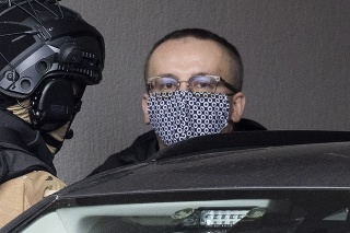 Na snímke obvinený riaditeľ SIS Vladimír Pčolinský po prevoze na Špecializovaný trestný súd (ŠTS) v Pezinku v nedeľu 14. marca 2021.