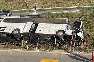 Havarovaný autobus leží prevrátený na ceste v bavorskom okrese Kelheim.