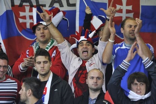 Slovenskí fanúšikovia sa bavia futbalom a povzbudzujú našich reprezentantov proti Severným Írom.