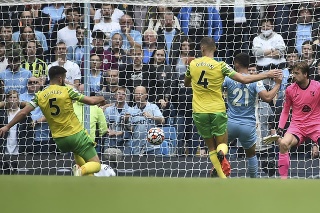 Brankár Tim Krul z Norwichu City si dáva vlastný gól v zápase 2. kola anglickej Premier League Manchester City - Norwich City.