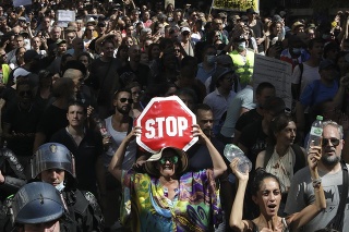 Desaťtisíce ľudí vo Francúzsku opäť protestovali proti covidpasom.