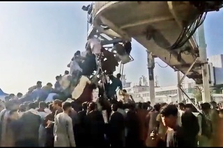 Na letisku v Kábule sa mnohí
Afgánci snažia dostať do
evakuačných lietadiel.