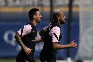 Nová posila francúzskeho klubu Paríž St. Germain Lionel Messi (vľavo) a jeho spoluhráč Neymar behajú počas tréningu v Paríži.