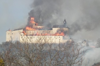Jeden z najkrajších slovenských hradov Krásna Hôrka zachvátili plamene.