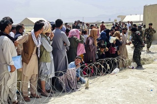Stovky ľudí sa zhromažďujú pred medzinárodným letiskom v afganskom Kábule.