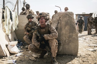 Na letisku došlo k potýčke afganských bezpečnostných síl a amerických i nemeckých vojakov s neznámymi útočníkmi (ilustračné foto).
