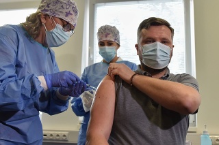 Riaditeľ Fakultnej nemocnice Trnava (FNTT) Vladislav Šrojta počas očkovania proti ochoreniu COVID-19 vo Fakultnej nemocnici v Trnave.