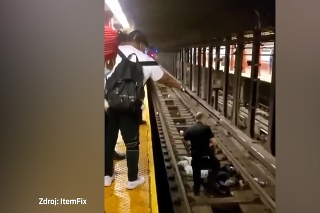 Hrdina! Dôstojník New Yorskej polície zachránil muža z koľajníc metra