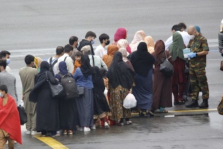 Pri Bruseli pristál evakuačný let z Afganistanu so 193 ľuďmi na palube