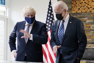 Britský premiér Boris Johnson (vľavo) a americký prezident Joe Biden.