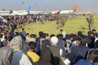 Americkí vojaci stoja na stráži na medzinárodnom letisku Hámida Karzaja v Kábule v utorok 17. augusta 2021