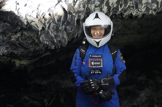 Slovenská astrobiologička Michaela Musilová pózuje počas skúmania lávového tunelu na Havaji.