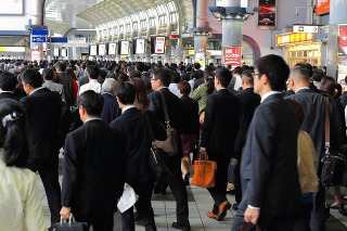 Stanica metra v Tokiu počas rannej špičky.