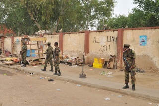 Nigerijskí vojaci po explózii spôsobenej teroristami Boko Haram v meste Kano.