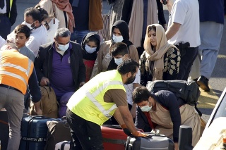 Belgické vojenské lietadlá z Kábulu cez pakistanské hlavné mesto Islamabad evakuovali približne 1 100 osôb.