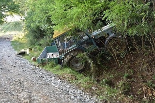Traktor prešiel na opačnú stranu cesty, kde vyšiel do svahu a zastal.