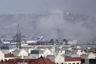 Dym stúpa po explózii na letisku v Kábule 26. augusta 2021.