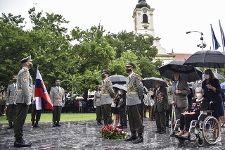 Učastníci pietneho aktu pri príležitosti 77. výročia Slovenského národného povstania pri pamätníku SNP v Bratislave.