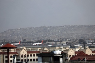 Na snímke lietadlá sú odparkované po explózii na letisku v Kábule 26. augusta 2021.