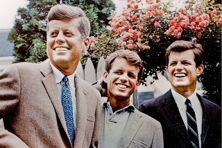 John, Robert a Teddy Kennedyovci v roku 1960.