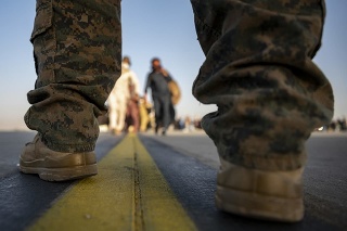Z Afganistanu začali odchádzať prví americkí vojaci zaisťujúci evakuácie.