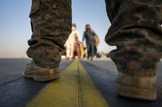 Z Afganistanu začali odchádzať prví americkí vojaci zaisťujúci evakuácie.