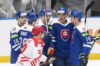 Na snímke slovenskí hokejisti sa tešia z gólu počas zápasu D-skupiny olympijskej kvalifikácie na ZOH v Pekingu.