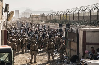 Americkí vojaci hliadkujú na kontrolnom stanovišti počas evakuácie na medzinárodnom letisku Hamída Karzaja v Kábule.