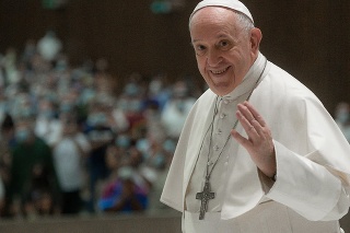 Pápež dostal stolný futbal.