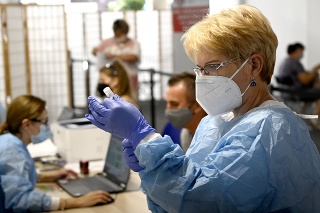 Na snímke očkovanie proti ochoreniu COVID-19 v obchodnom centre v Prešove jednodávkovou vakcínou Janssen od spoločnosti Johnson&Johnson.