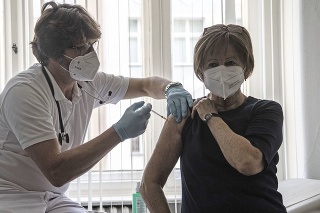Očkovanie v ambulancii lekára v Nemecku.