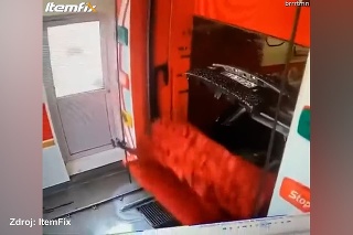 Autu sa v umyvárni otvoril kufor: Majiteľ ho už nezatvorí