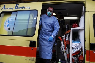 Zdravotník v ochrannom odeve pred nemocnicou Evangelismos v Aténach.