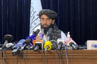 Hovorca Talibanu Zabíhulláh Mudžáhid počas svojej prvej tlačovej konferncie v Kábule.