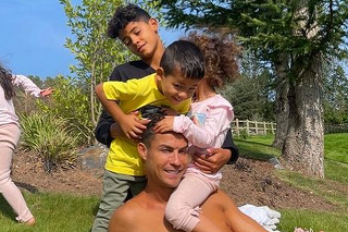 Portugalský futbalista Cristiano Ronaldo (36) si zvyká s rodinou na Manchester. 