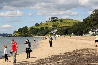Ľudia na pláži Aucklande.
