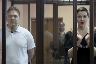 Bieloruskí opoziční  aktivisti Maryja Kalesnikavová a Maxim Znak stoja v súdnej sieni 6. septembra 2021 v Minsku.