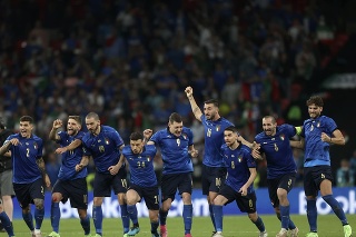 Talianski futbalisti oslavujú titul na EURO 2020 vo futbale na Wembley.