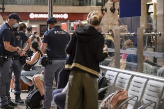 Počas protestov proti covidpasom zatkla polícia 5 členov Forza Nuova.
