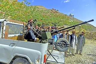 Milície tvrdia, že proti
Talibanu stále bojujú.