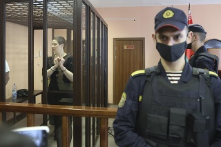Bieloruskí opoziční aktivisti Maryja Kalesnikavová a Maxim Znak stoja v súdnej sieni 6. septembra 2021 v Minsku.