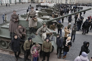 Členovia historických vojenských klubov v uniformách sovietskej armády pózujú na legendárnom tanku T-34 počas osláv 76. výročia oslobodenia Leningradu od nacistickej blokády v januári 2020.