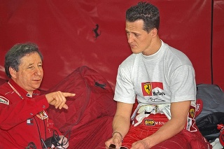 Jean Todt (vľavo) je jedným t vyvolených, ktorí pravidelne navštevuje Michaela Schumachera (vpravo).