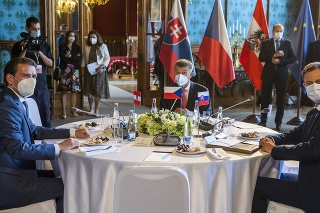 Rakúsky kancelár Sebastian Kurz, predseda vlády ČR Andrej Babiš a predseda vlády SR Eduard Heger na stretnutí v Ledniciach.