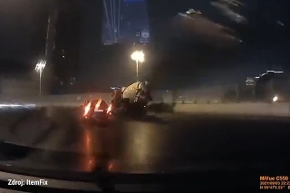 Nepríjemný pohľad: Z nadjazdu v Moskve sa zrútila auto miešačka