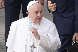 Na archívnej snímke z 30. júna 2021 pápež František