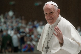 Pápež dostal stolný futbal.