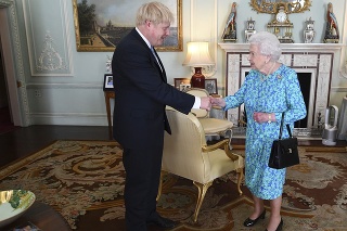 Boris Johnson počas audiencie u kráľovnej.